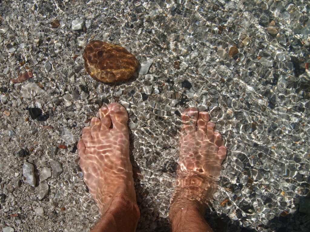 feet in water kneipp stream