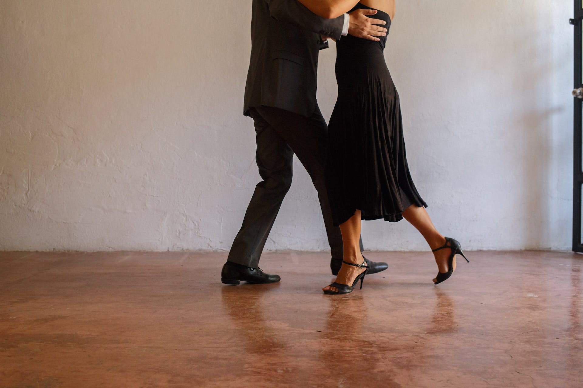 Close of couples dancing the Argentine tango