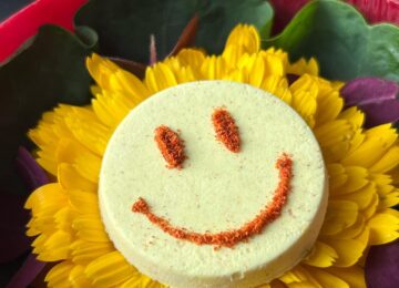 adriencachot_1646939994_2791057424618955483_4848354345 Plate of food resembling a smiley face