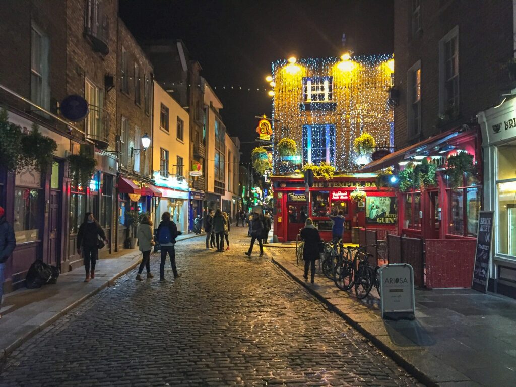 Cobbled street in Dublin lit up at night