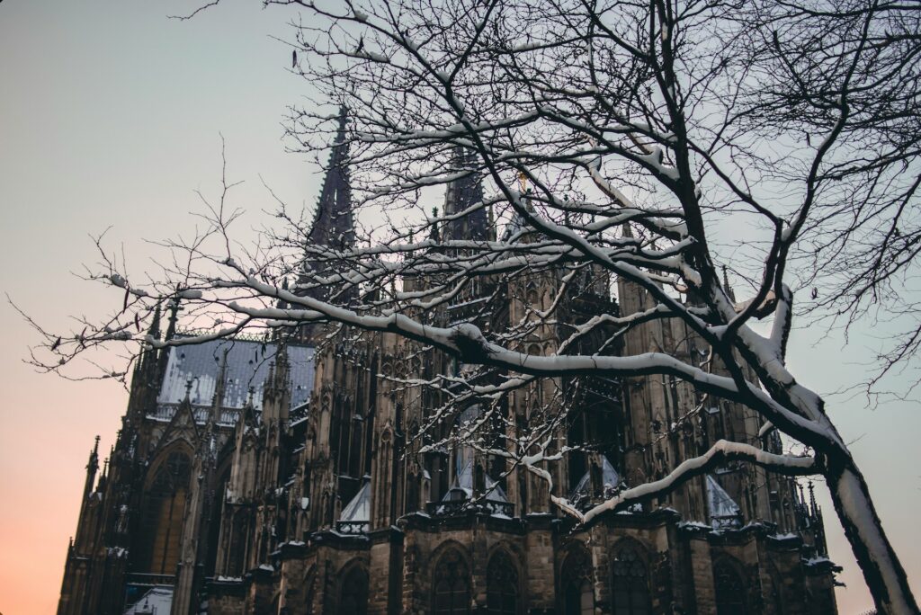 Cologne cathedral dusted in light snow
