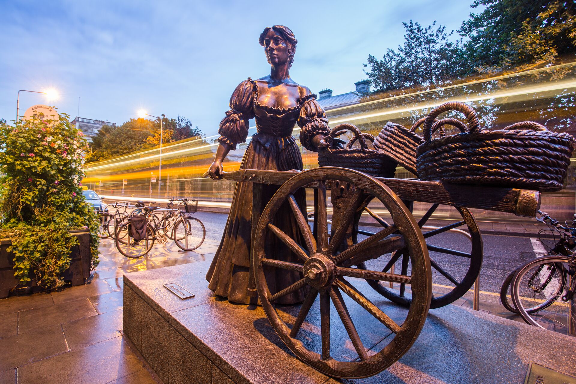 Molly Malone Statue 500286105