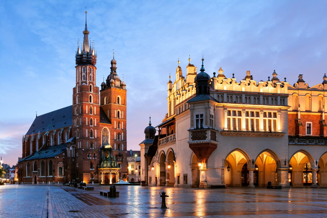 A view of Saint Mary's Basilica and Kraków Cloth Hall (Sukiennice), Poland