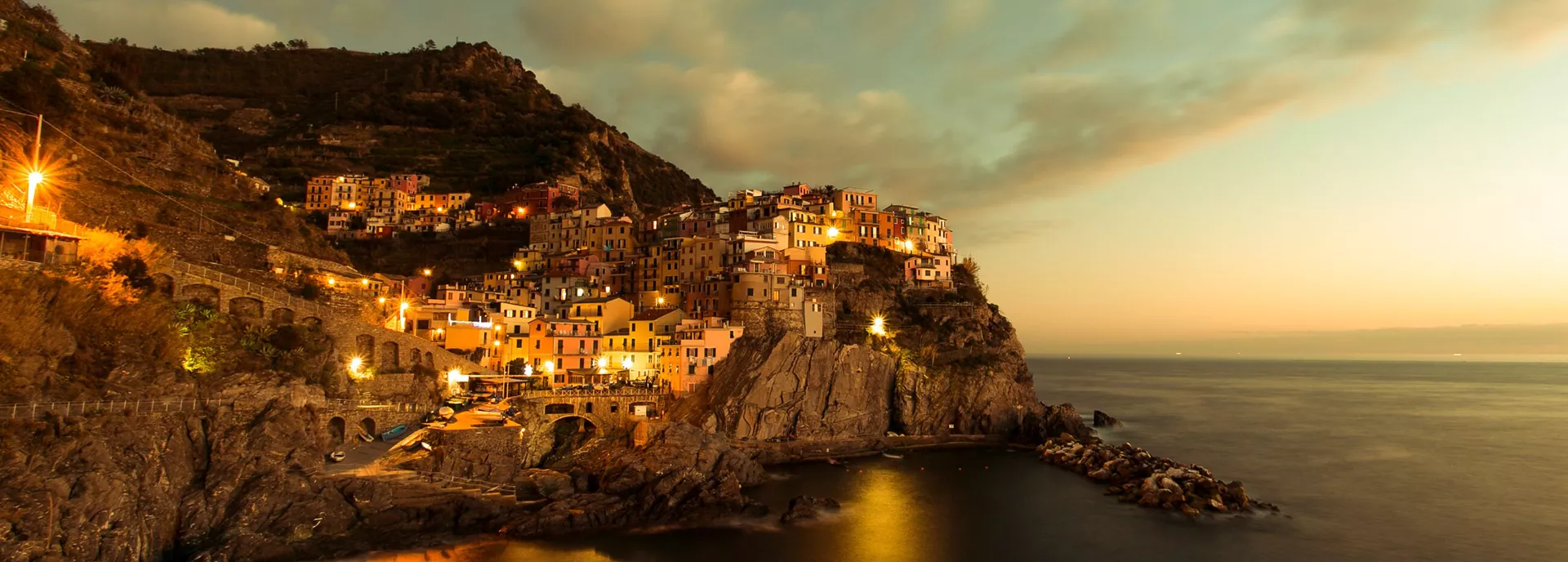 Golden skyline of a town in front of a vast horizon