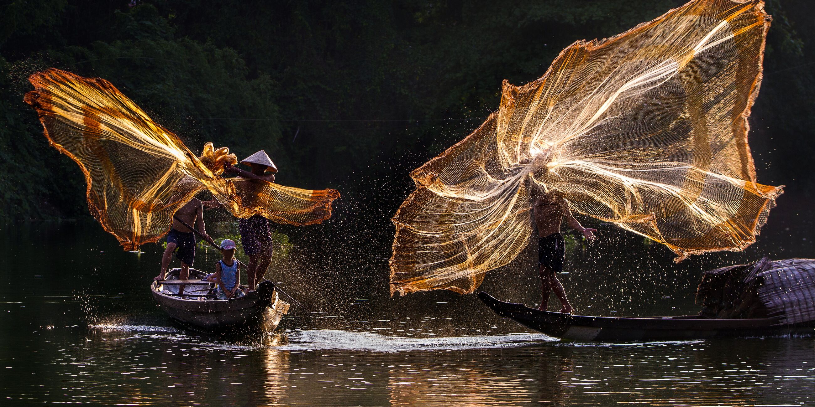 Vietnamese fishermen throwing their nets