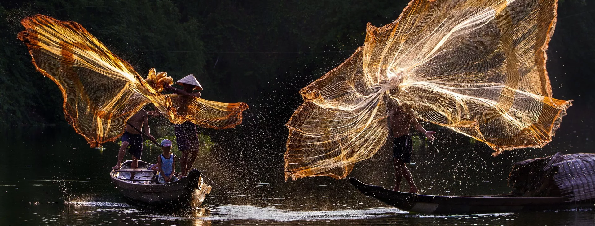 Vietnamese fishermen throwing their nets