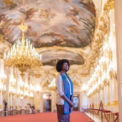 Woman visiting Schonbrunn Palace i Vienna, Austria